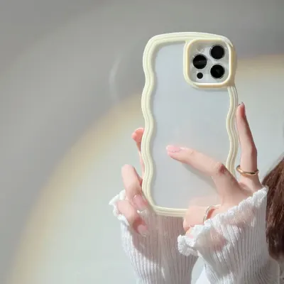 Funda iPhone 13 ondulada transparente color amarillo