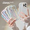 Funda iPhone 13 ondulada transparente con borde pastel en varios colores.